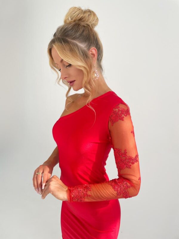 Mini sukienka z jednym rękawem + koronkowa halka – czerwona