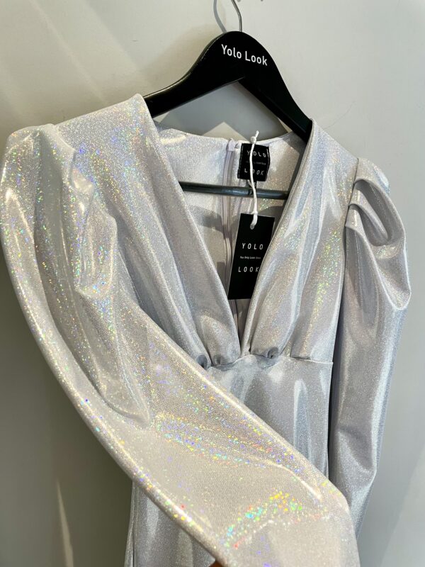 hologramowa sukienka z bufkami yololook