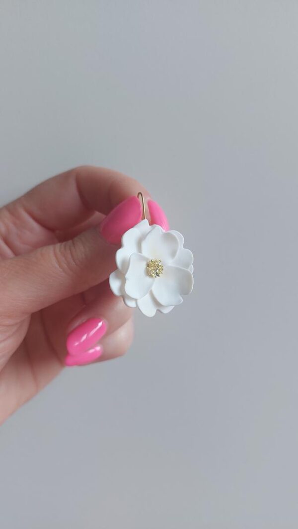 Subtelne kolczyki kwiaty w śmietankowej bieli