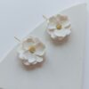 Subtelne kolczyki kwiaty w śmietankowej bieli