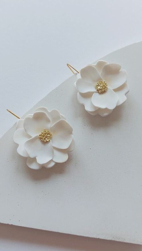 Subtelne kolczyki kwiaty w śmietankowej bieli