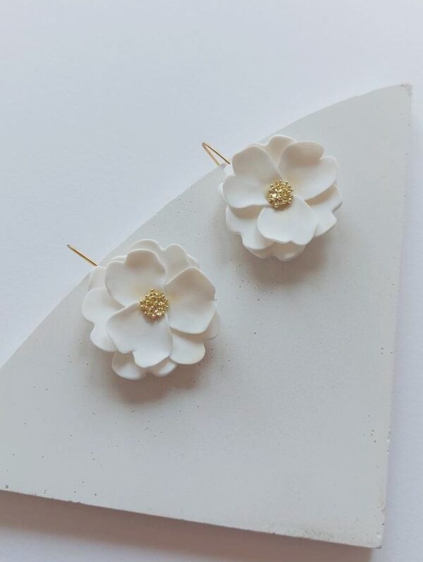 Subtelne kolczyki kwiaty w śmietankowej bieli