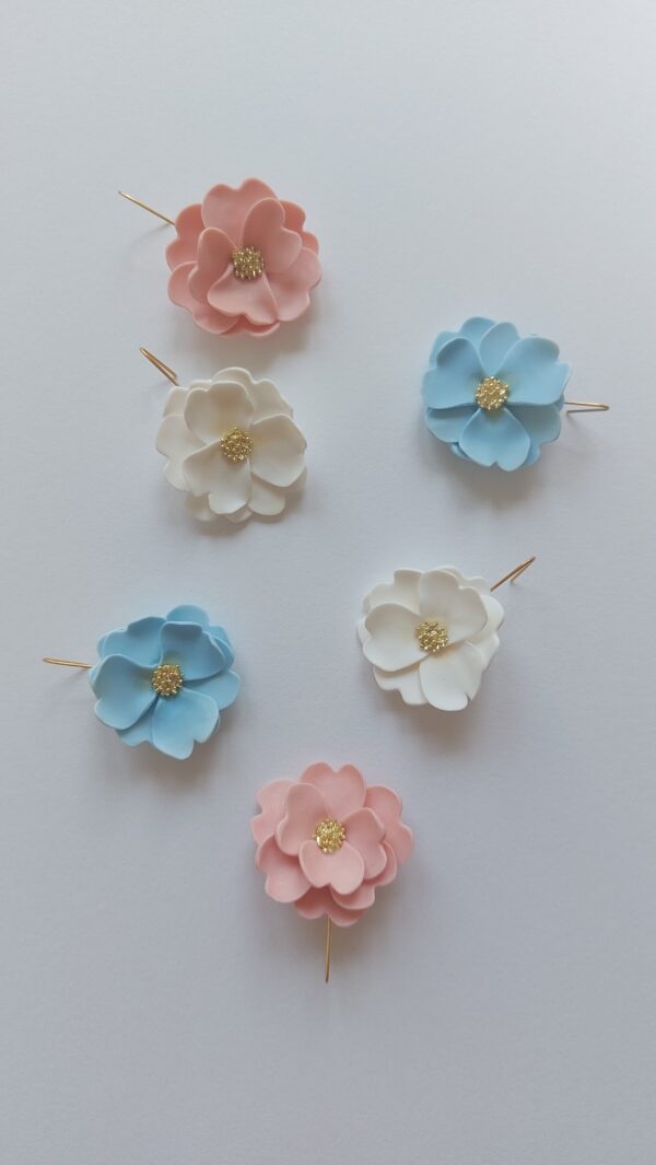 Subtelne kolczyki kwiaty w pudrowym różu