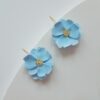 Subtelne kolczyki kwiaty w błękicie