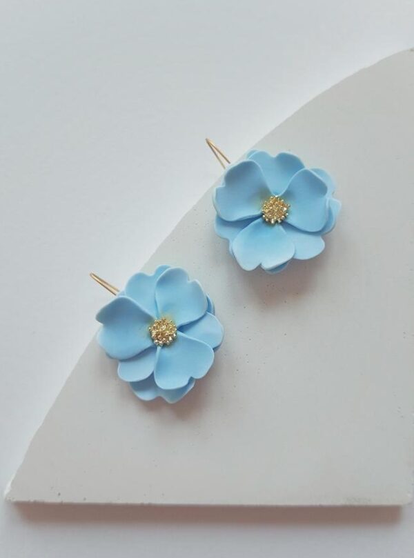 Subtelne kolczyki kwiaty w błękicie