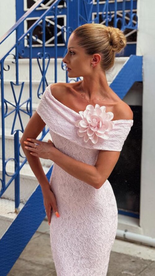 Jasnoróżowy kwiat na spince