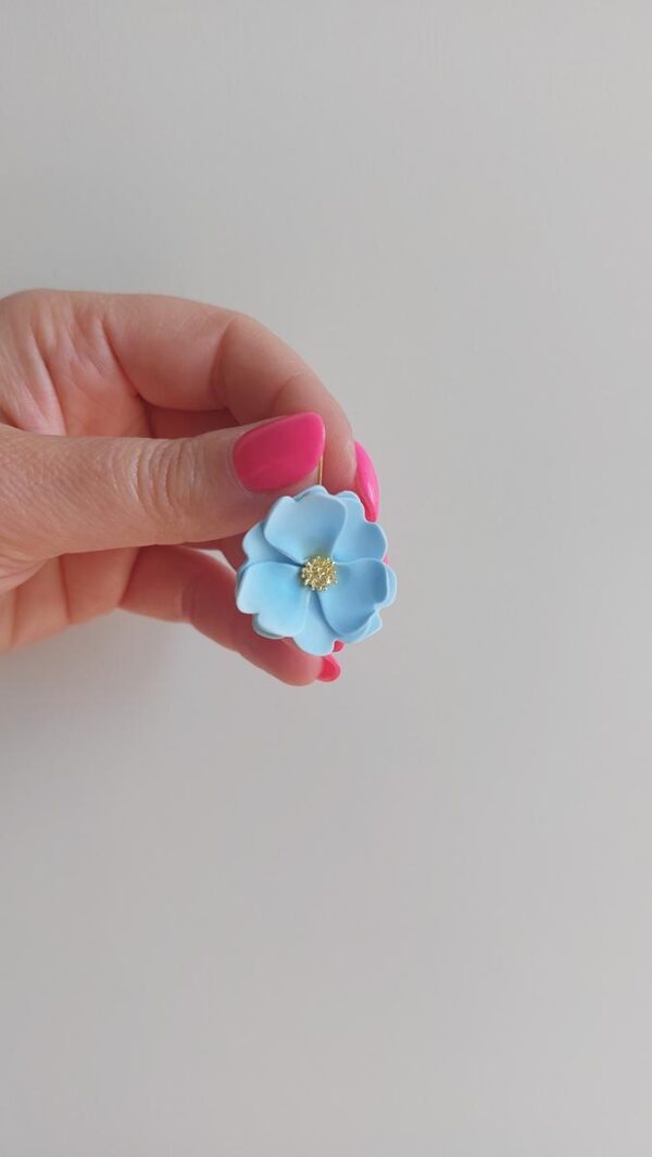 Subtelne kolczyki kwiaty w błękicie