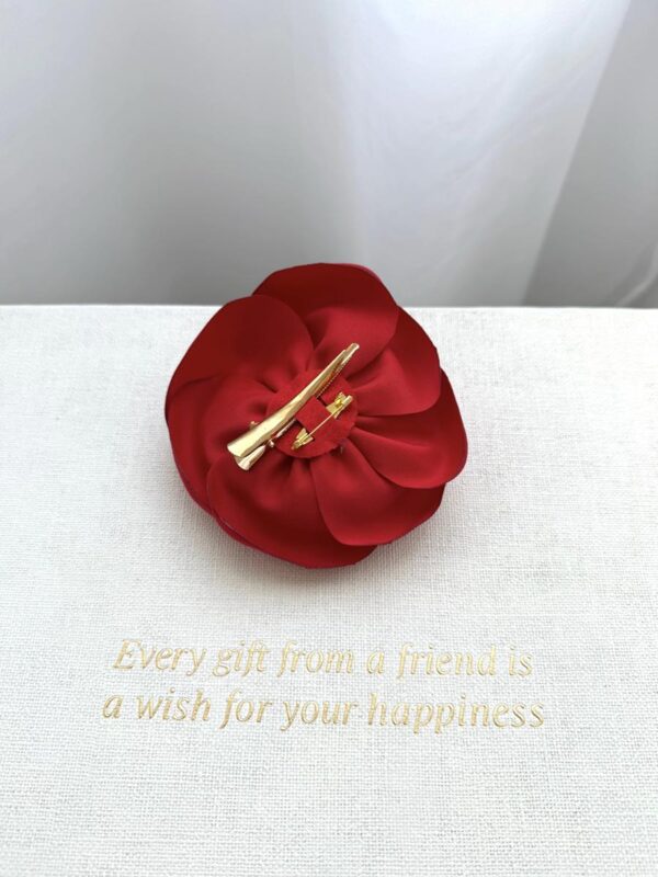 Czerwona róża na spince