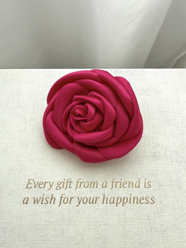 Amarantowa róża na spince