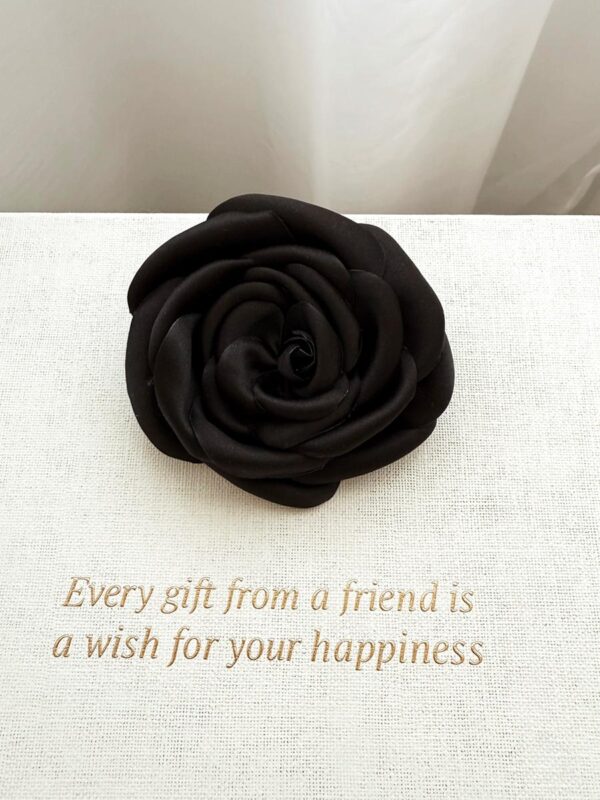 Czarna róża na spince