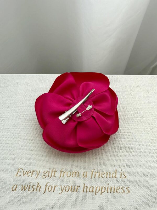 Amarantowa róża na spince