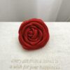 Czerwona róża na spince
