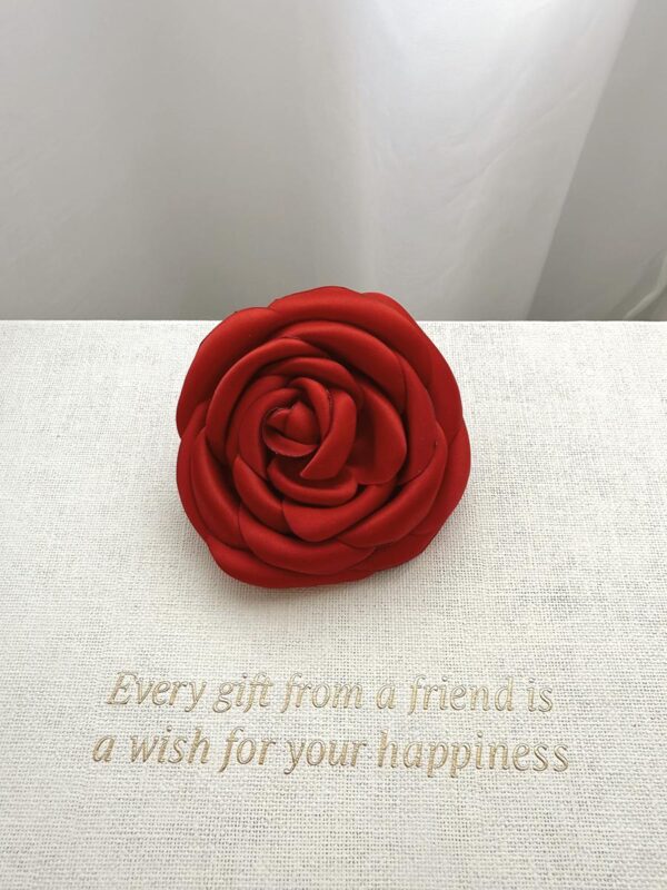 Czerwona róża na spince
