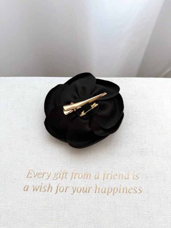 Czarna róża na spince