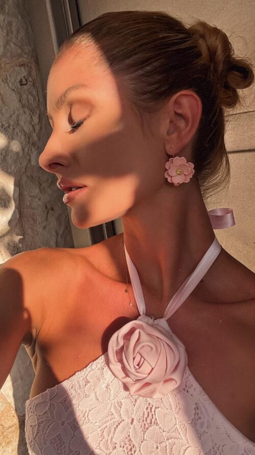 Subtelne kolczyki kwiaty w pudrowym różu