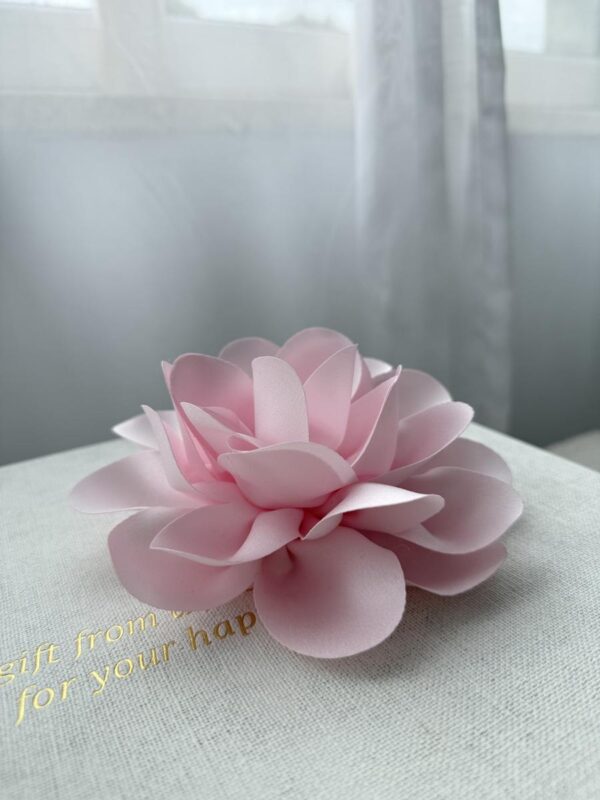 Jasnoróżowy kwiat na spince