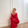 Koronkowa sukienka maxi z różą i odkrytymi ramionami – Red Koronkowa sukienka maxi z różą i odkrytymi ramionami - RED